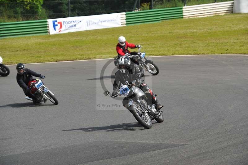 Mallory park Leicestershire;Mallory park photographs;Motorcycle action photographs;classic bikes;event digital images;eventdigitalimages;mallory park;no limits trackday;peter wileman photography;vintage bikes;vintage motorcycles;vmcc festival 1000 bikes