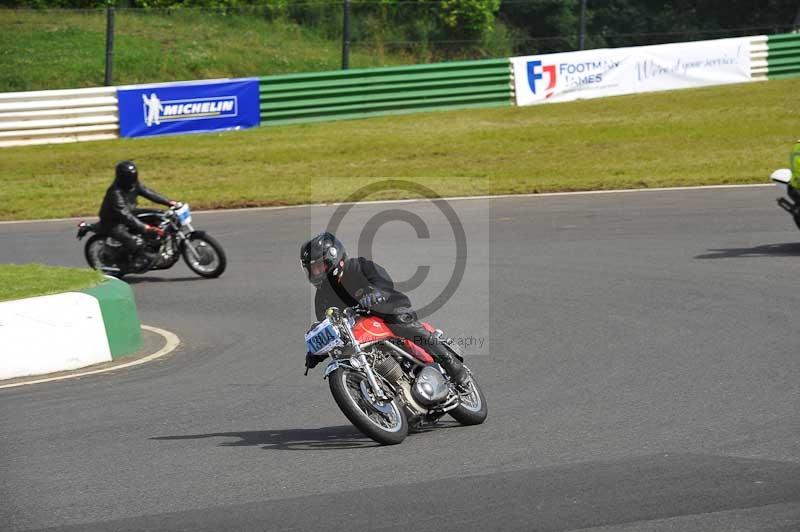 Mallory park Leicestershire;Mallory park photographs;Motorcycle action photographs;classic bikes;event digital images;eventdigitalimages;mallory park;no limits trackday;peter wileman photography;vintage bikes;vintage motorcycles;vmcc festival 1000 bikes