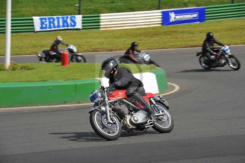 Mallory park Leicestershire;Mallory park photographs;Motorcycle action photographs;classic bikes;event digital images;eventdigitalimages;mallory park;no limits trackday;peter wileman photography;vintage bikes;vintage motorcycles;vmcc festival 1000 bikes