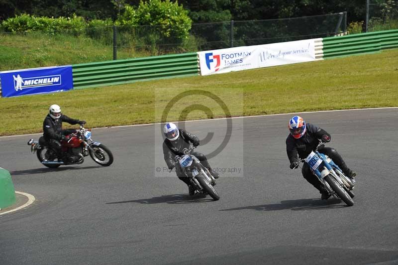 Mallory park Leicestershire;Mallory park photographs;Motorcycle action photographs;classic bikes;event digital images;eventdigitalimages;mallory park;no limits trackday;peter wileman photography;vintage bikes;vintage motorcycles;vmcc festival 1000 bikes