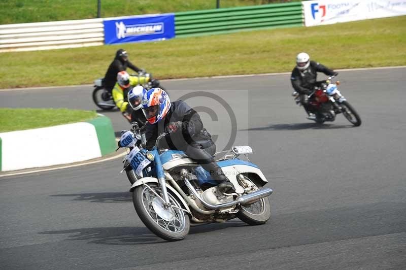 Mallory park Leicestershire;Mallory park photographs;Motorcycle action photographs;classic bikes;event digital images;eventdigitalimages;mallory park;no limits trackday;peter wileman photography;vintage bikes;vintage motorcycles;vmcc festival 1000 bikes