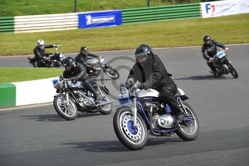 Mallory park Leicestershire;Mallory park photographs;Motorcycle action photographs;classic bikes;event digital images;eventdigitalimages;mallory park;no limits trackday;peter wileman photography;vintage bikes;vintage motorcycles;vmcc festival 1000 bikes