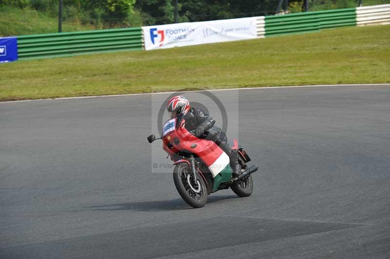 Mallory park Leicestershire;Mallory park photographs;Motorcycle action photographs;classic bikes;event digital images;eventdigitalimages;mallory park;no limits trackday;peter wileman photography;vintage bikes;vintage motorcycles;vmcc festival 1000 bikes