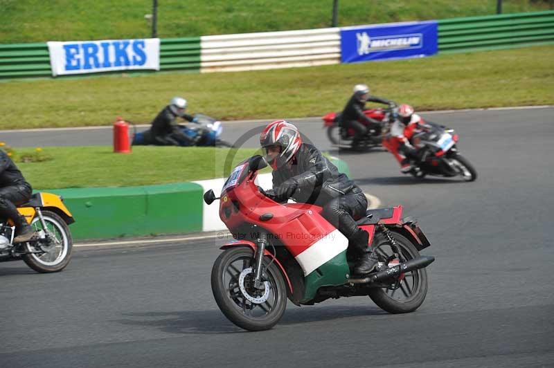 Mallory park Leicestershire;Mallory park photographs;Motorcycle action photographs;classic bikes;event digital images;eventdigitalimages;mallory park;no limits trackday;peter wileman photography;vintage bikes;vintage motorcycles;vmcc festival 1000 bikes