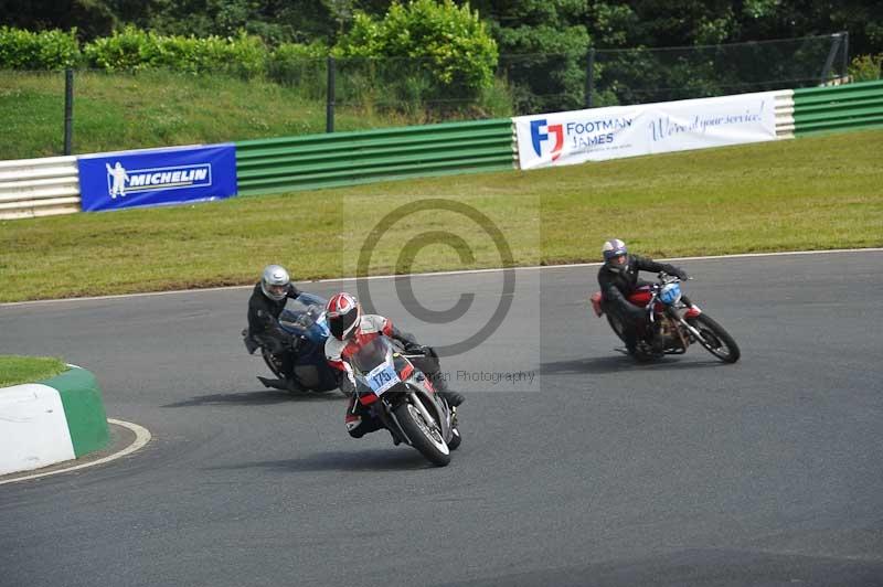 Mallory park Leicestershire;Mallory park photographs;Motorcycle action photographs;classic bikes;event digital images;eventdigitalimages;mallory park;no limits trackday;peter wileman photography;vintage bikes;vintage motorcycles;vmcc festival 1000 bikes