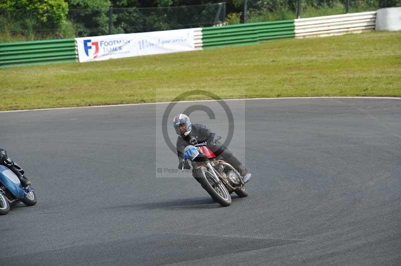 Mallory park Leicestershire;Mallory park photographs;Motorcycle action photographs;classic bikes;event digital images;eventdigitalimages;mallory park;no limits trackday;peter wileman photography;vintage bikes;vintage motorcycles;vmcc festival 1000 bikes