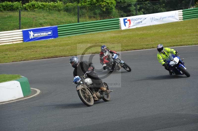 Mallory park Leicestershire;Mallory park photographs;Motorcycle action photographs;classic bikes;event digital images;eventdigitalimages;mallory park;no limits trackday;peter wileman photography;vintage bikes;vintage motorcycles;vmcc festival 1000 bikes