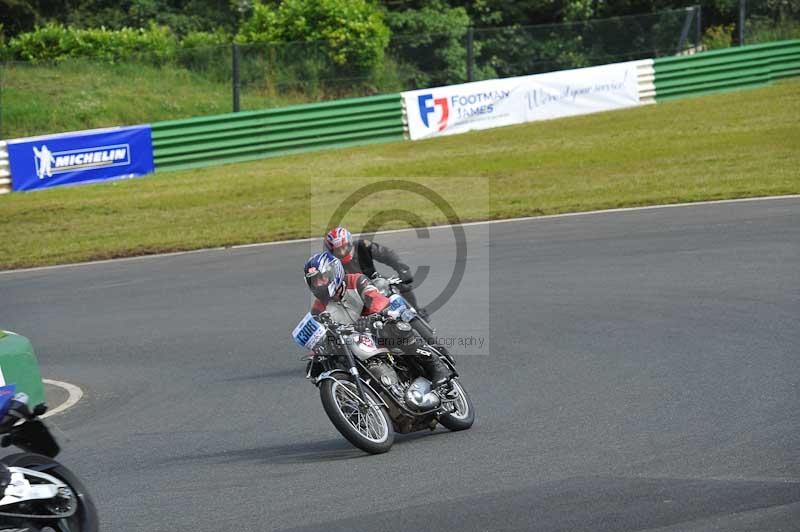 Mallory park Leicestershire;Mallory park photographs;Motorcycle action photographs;classic bikes;event digital images;eventdigitalimages;mallory park;no limits trackday;peter wileman photography;vintage bikes;vintage motorcycles;vmcc festival 1000 bikes