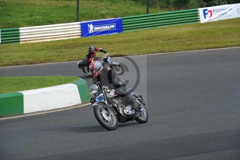 Mallory park Leicestershire;Mallory park photographs;Motorcycle action photographs;classic bikes;event digital images;eventdigitalimages;mallory park;no limits trackday;peter wileman photography;vintage bikes;vintage motorcycles;vmcc festival 1000 bikes