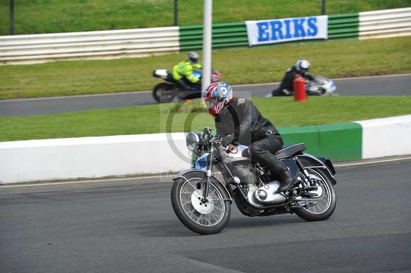 Mallory park Leicestershire;Mallory park photographs;Motorcycle action photographs;classic bikes;event digital images;eventdigitalimages;mallory park;no limits trackday;peter wileman photography;vintage bikes;vintage motorcycles;vmcc festival 1000 bikes