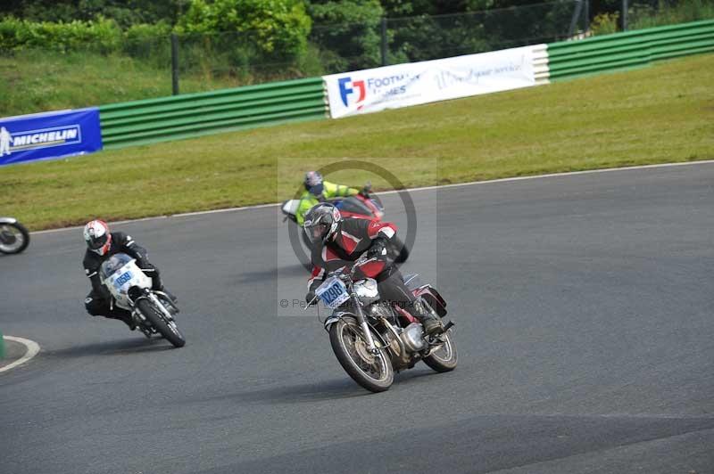 Mallory park Leicestershire;Mallory park photographs;Motorcycle action photographs;classic bikes;event digital images;eventdigitalimages;mallory park;no limits trackday;peter wileman photography;vintage bikes;vintage motorcycles;vmcc festival 1000 bikes