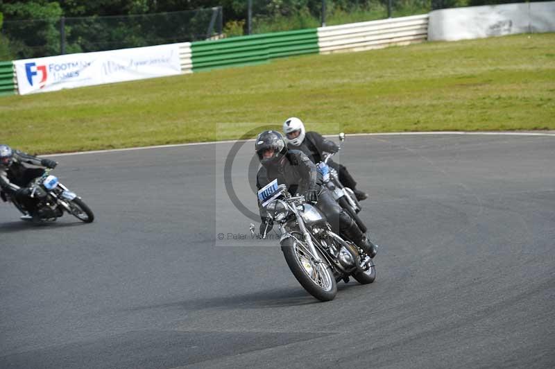 Mallory park Leicestershire;Mallory park photographs;Motorcycle action photographs;classic bikes;event digital images;eventdigitalimages;mallory park;no limits trackday;peter wileman photography;vintage bikes;vintage motorcycles;vmcc festival 1000 bikes