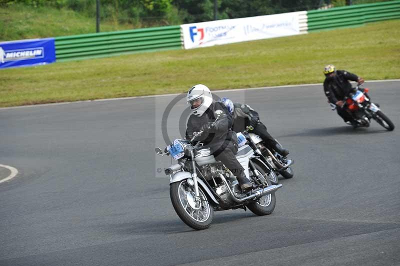 Mallory park Leicestershire;Mallory park photographs;Motorcycle action photographs;classic bikes;event digital images;eventdigitalimages;mallory park;no limits trackday;peter wileman photography;vintage bikes;vintage motorcycles;vmcc festival 1000 bikes