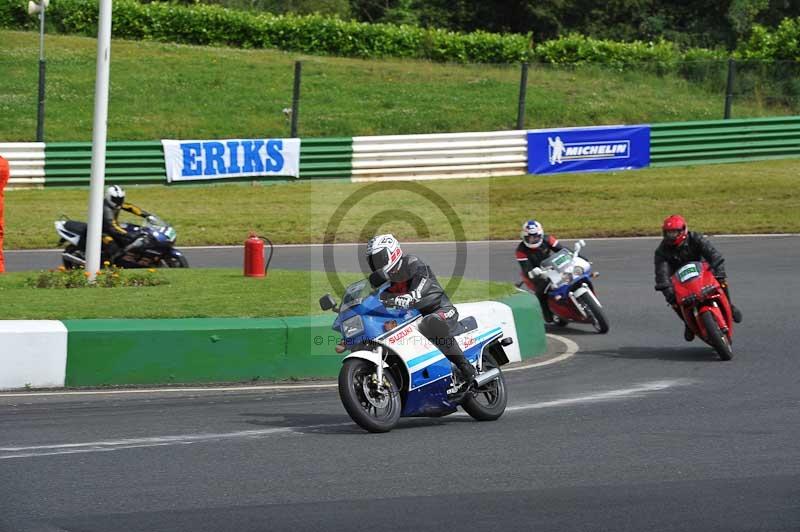 Mallory park Leicestershire;Mallory park photographs;Motorcycle action photographs;classic bikes;event digital images;eventdigitalimages;mallory park;no limits trackday;peter wileman photography;vintage bikes;vintage motorcycles;vmcc festival 1000 bikes