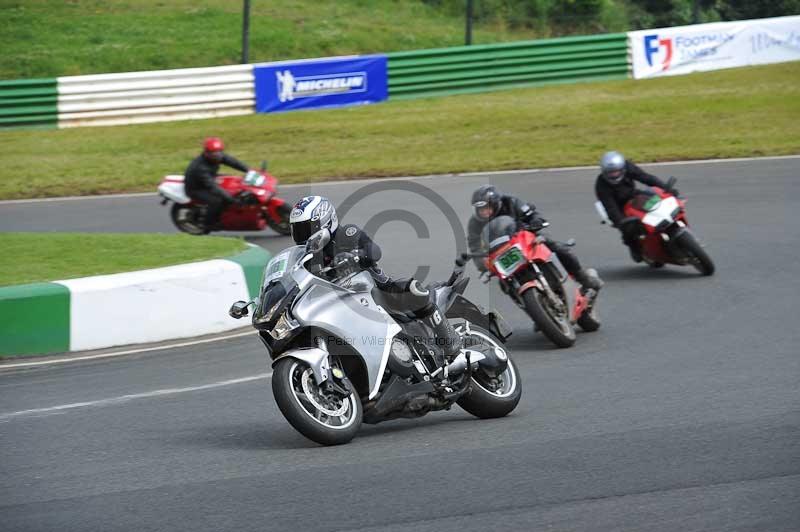 Mallory park Leicestershire;Mallory park photographs;Motorcycle action photographs;classic bikes;event digital images;eventdigitalimages;mallory park;no limits trackday;peter wileman photography;vintage bikes;vintage motorcycles;vmcc festival 1000 bikes