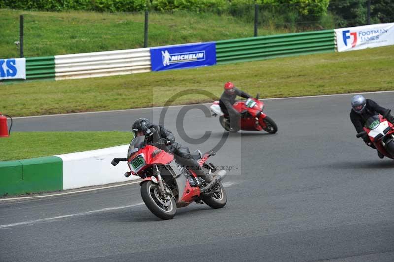 Mallory park Leicestershire;Mallory park photographs;Motorcycle action photographs;classic bikes;event digital images;eventdigitalimages;mallory park;no limits trackday;peter wileman photography;vintage bikes;vintage motorcycles;vmcc festival 1000 bikes