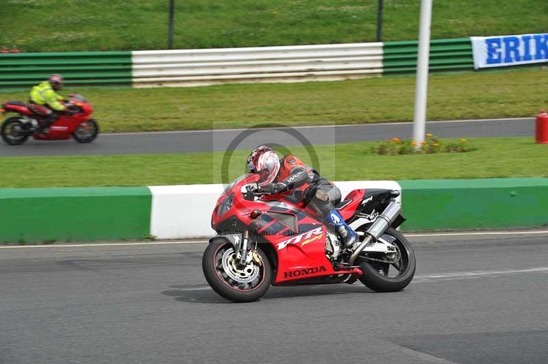 Mallory park Leicestershire;Mallory park photographs;Motorcycle action photographs;classic bikes;event digital images;eventdigitalimages;mallory park;no limits trackday;peter wileman photography;vintage bikes;vintage motorcycles;vmcc festival 1000 bikes