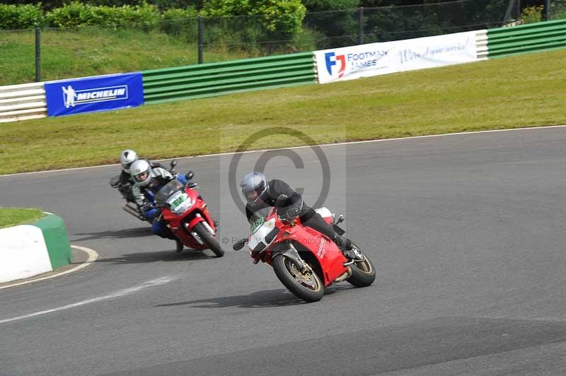 Mallory park Leicestershire;Mallory park photographs;Motorcycle action photographs;classic bikes;event digital images;eventdigitalimages;mallory park;no limits trackday;peter wileman photography;vintage bikes;vintage motorcycles;vmcc festival 1000 bikes