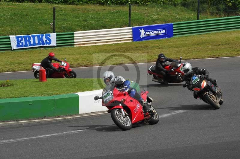 Mallory park Leicestershire;Mallory park photographs;Motorcycle action photographs;classic bikes;event digital images;eventdigitalimages;mallory park;no limits trackday;peter wileman photography;vintage bikes;vintage motorcycles;vmcc festival 1000 bikes