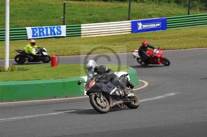 Mallory park Leicestershire;Mallory park photographs;Motorcycle action photographs;classic bikes;event digital images;eventdigitalimages;mallory park;no limits trackday;peter wileman photography;vintage bikes;vintage motorcycles;vmcc festival 1000 bikes