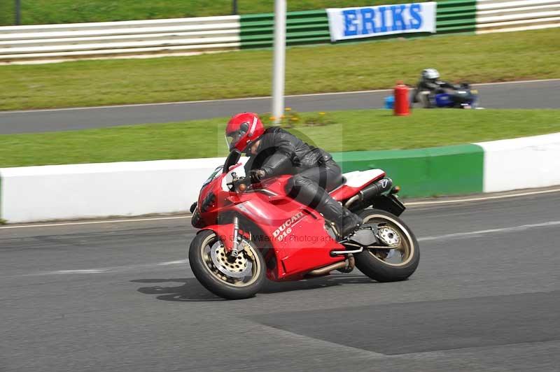 Mallory park Leicestershire;Mallory park photographs;Motorcycle action photographs;classic bikes;event digital images;eventdigitalimages;mallory park;no limits trackday;peter wileman photography;vintage bikes;vintage motorcycles;vmcc festival 1000 bikes