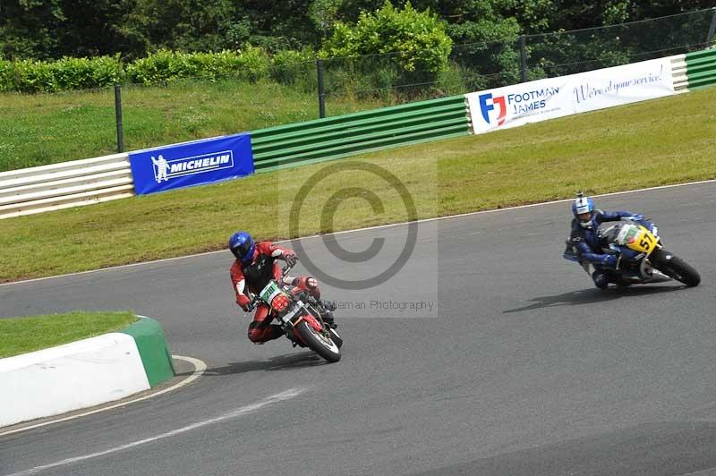 Mallory park Leicestershire;Mallory park photographs;Motorcycle action photographs;classic bikes;event digital images;eventdigitalimages;mallory park;no limits trackday;peter wileman photography;vintage bikes;vintage motorcycles;vmcc festival 1000 bikes