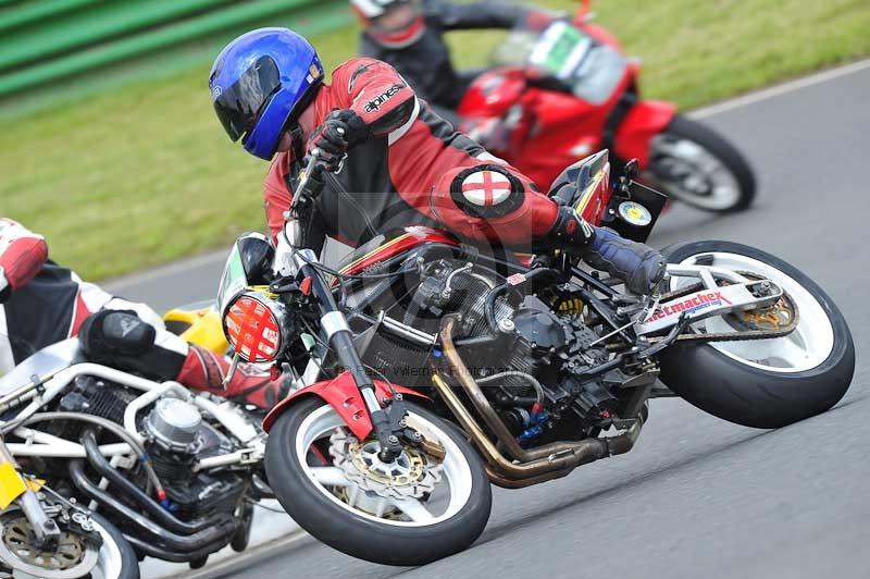 Mallory park Leicestershire;Mallory park photographs;Motorcycle action photographs;classic bikes;event digital images;eventdigitalimages;mallory park;no limits trackday;peter wileman photography;vintage bikes;vintage motorcycles;vmcc festival 1000 bikes