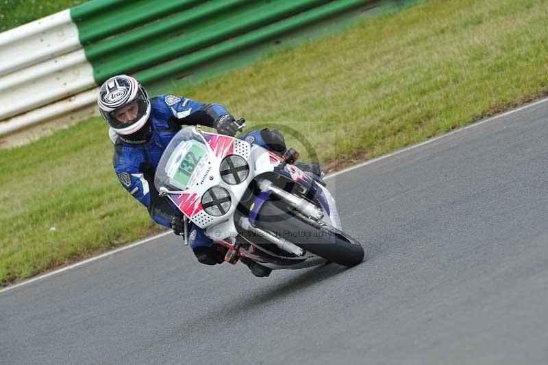 Mallory park Leicestershire;Mallory park photographs;Motorcycle action photographs;classic bikes;event digital images;eventdigitalimages;mallory park;no limits trackday;peter wileman photography;vintage bikes;vintage motorcycles;vmcc festival 1000 bikes