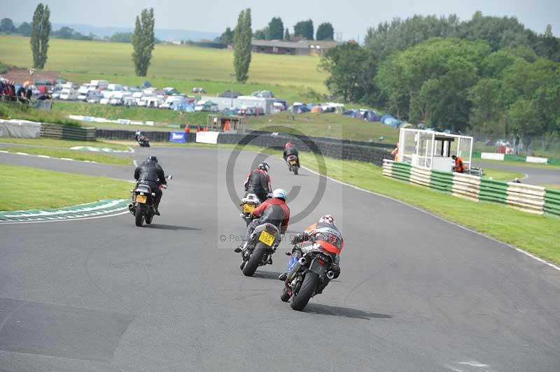 Mallory park Leicestershire;Mallory park photographs;Motorcycle action photographs;classic bikes;event digital images;eventdigitalimages;mallory park;no limits trackday;peter wileman photography;vintage bikes;vintage motorcycles;vmcc festival 1000 bikes