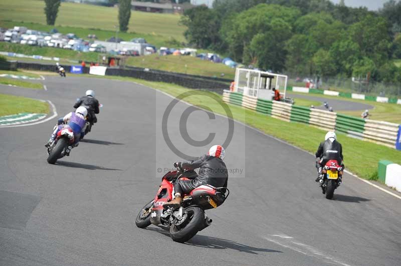 Mallory park Leicestershire;Mallory park photographs;Motorcycle action photographs;classic bikes;event digital images;eventdigitalimages;mallory park;no limits trackday;peter wileman photography;vintage bikes;vintage motorcycles;vmcc festival 1000 bikes