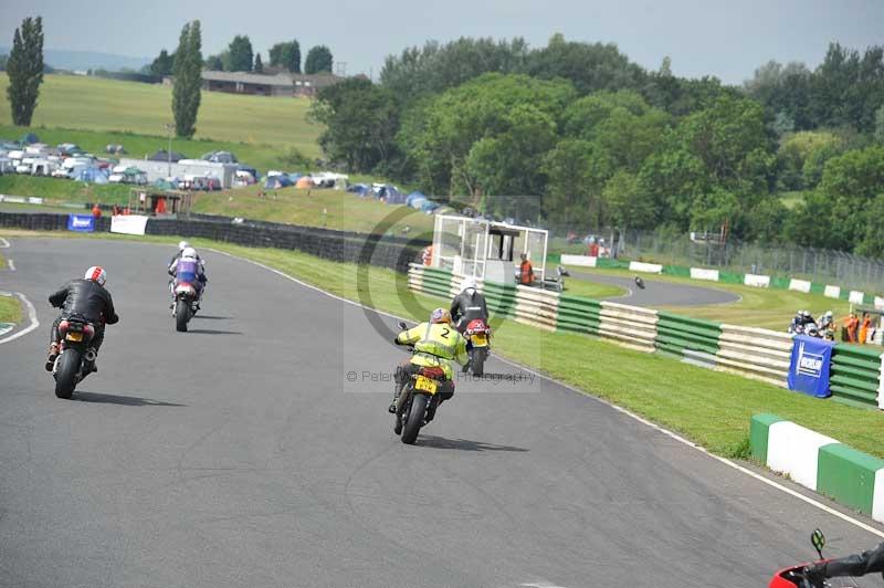 Mallory park Leicestershire;Mallory park photographs;Motorcycle action photographs;classic bikes;event digital images;eventdigitalimages;mallory park;no limits trackday;peter wileman photography;vintage bikes;vintage motorcycles;vmcc festival 1000 bikes