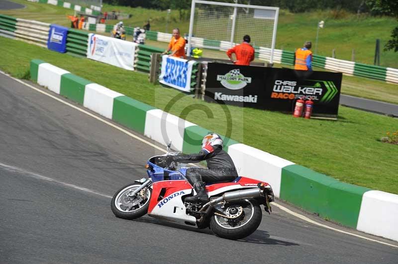 Mallory park Leicestershire;Mallory park photographs;Motorcycle action photographs;classic bikes;event digital images;eventdigitalimages;mallory park;no limits trackday;peter wileman photography;vintage bikes;vintage motorcycles;vmcc festival 1000 bikes