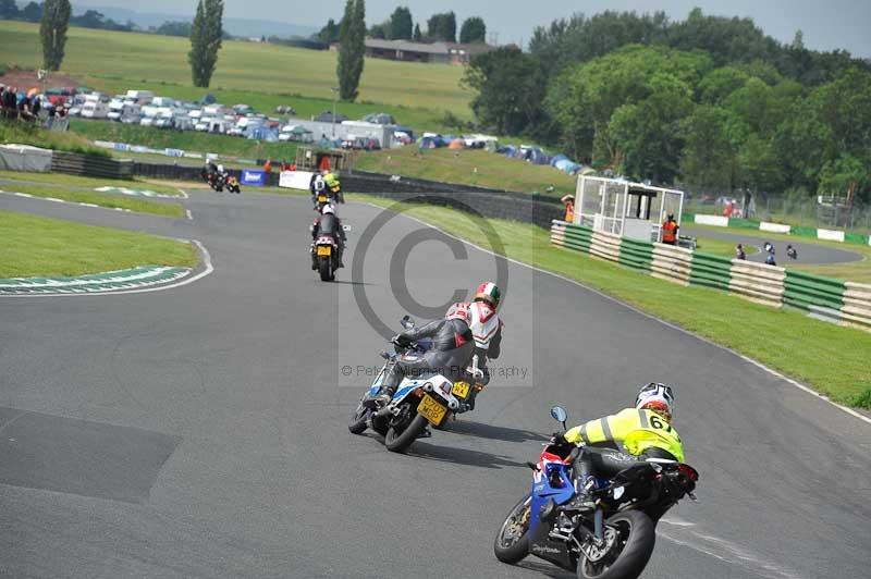 Mallory park Leicestershire;Mallory park photographs;Motorcycle action photographs;classic bikes;event digital images;eventdigitalimages;mallory park;no limits trackday;peter wileman photography;vintage bikes;vintage motorcycles;vmcc festival 1000 bikes