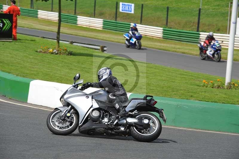 Mallory park Leicestershire;Mallory park photographs;Motorcycle action photographs;classic bikes;event digital images;eventdigitalimages;mallory park;no limits trackday;peter wileman photography;vintage bikes;vintage motorcycles;vmcc festival 1000 bikes