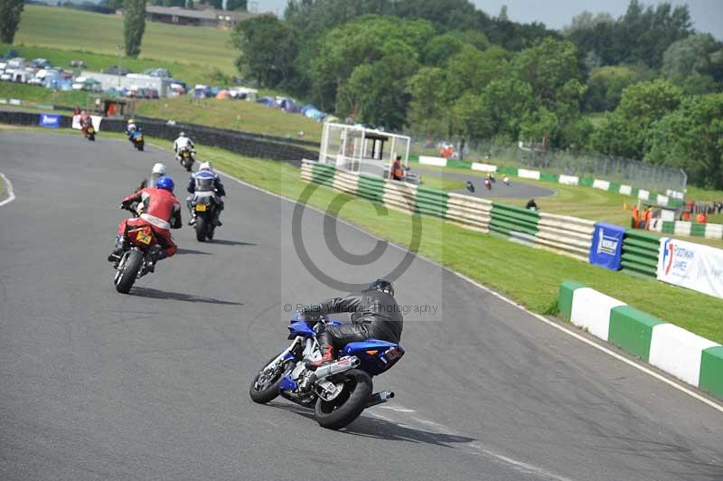 Mallory park Leicestershire;Mallory park photographs;Motorcycle action photographs;classic bikes;event digital images;eventdigitalimages;mallory park;no limits trackday;peter wileman photography;vintage bikes;vintage motorcycles;vmcc festival 1000 bikes