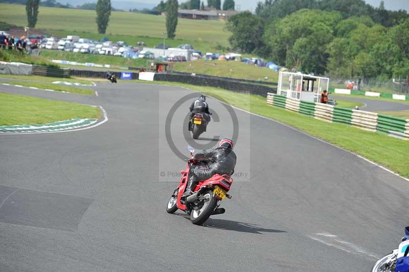 Mallory park Leicestershire;Mallory park photographs;Motorcycle action photographs;classic bikes;event digital images;eventdigitalimages;mallory park;no limits trackday;peter wileman photography;vintage bikes;vintage motorcycles;vmcc festival 1000 bikes