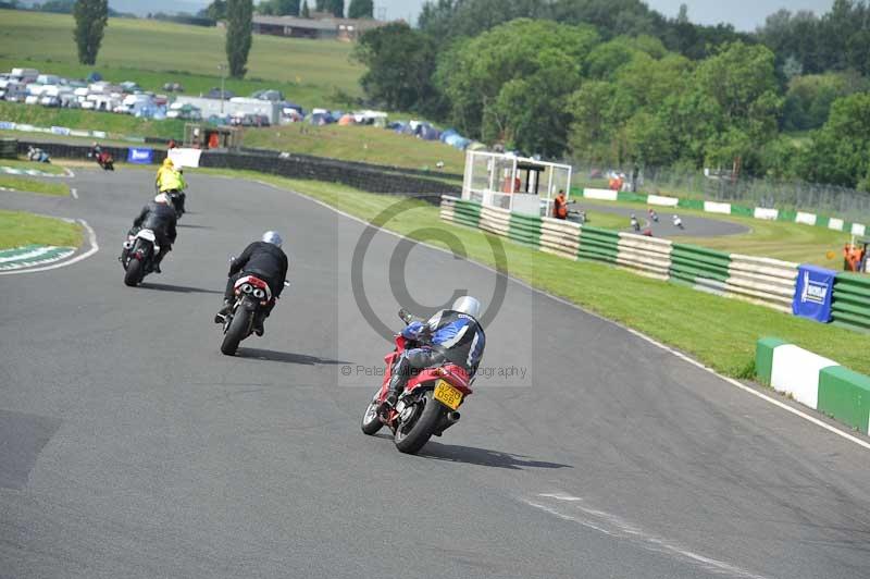 Mallory park Leicestershire;Mallory park photographs;Motorcycle action photographs;classic bikes;event digital images;eventdigitalimages;mallory park;no limits trackday;peter wileman photography;vintage bikes;vintage motorcycles;vmcc festival 1000 bikes