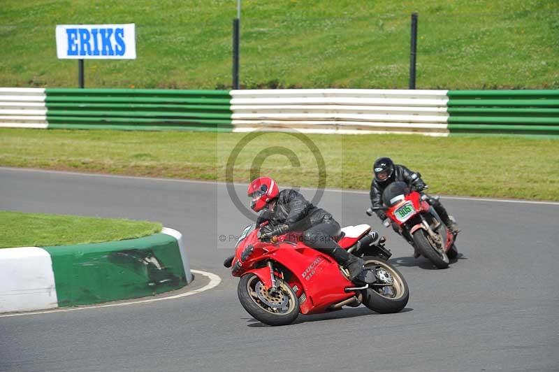 Mallory park Leicestershire;Mallory park photographs;Motorcycle action photographs;classic bikes;event digital images;eventdigitalimages;mallory park;no limits trackday;peter wileman photography;vintage bikes;vintage motorcycles;vmcc festival 1000 bikes