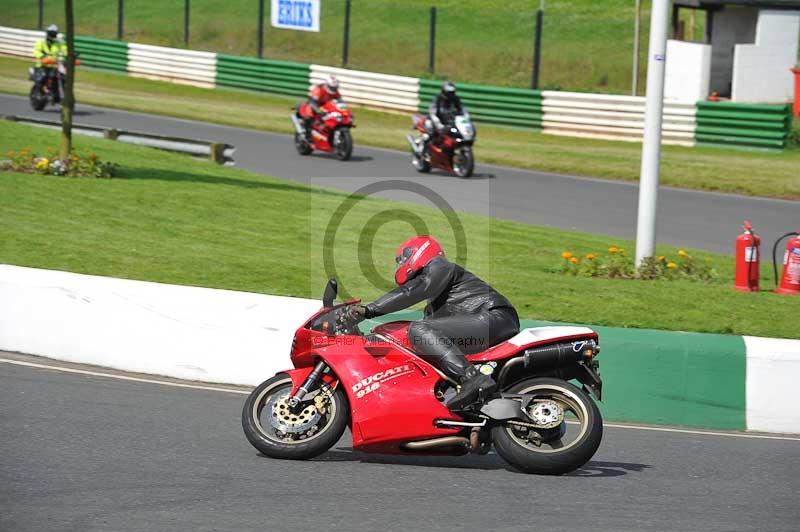 Mallory park Leicestershire;Mallory park photographs;Motorcycle action photographs;classic bikes;event digital images;eventdigitalimages;mallory park;no limits trackday;peter wileman photography;vintage bikes;vintage motorcycles;vmcc festival 1000 bikes