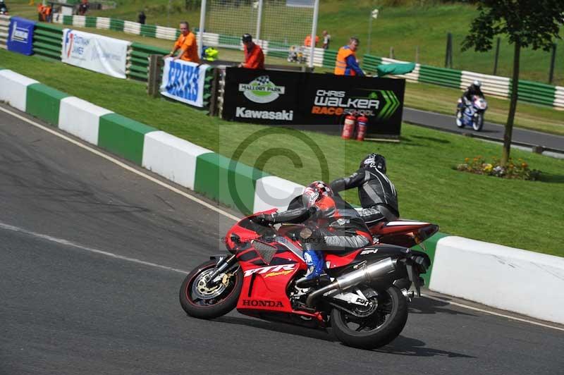 Mallory park Leicestershire;Mallory park photographs;Motorcycle action photographs;classic bikes;event digital images;eventdigitalimages;mallory park;no limits trackday;peter wileman photography;vintage bikes;vintage motorcycles;vmcc festival 1000 bikes