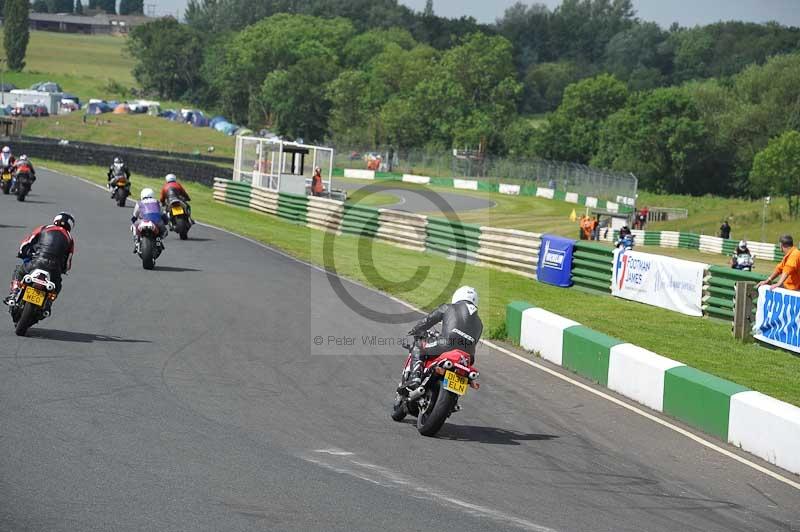 Mallory park Leicestershire;Mallory park photographs;Motorcycle action photographs;classic bikes;event digital images;eventdigitalimages;mallory park;no limits trackday;peter wileman photography;vintage bikes;vintage motorcycles;vmcc festival 1000 bikes