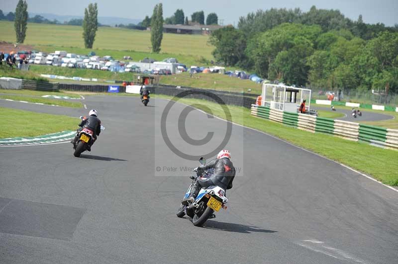 Mallory park Leicestershire;Mallory park photographs;Motorcycle action photographs;classic bikes;event digital images;eventdigitalimages;mallory park;no limits trackday;peter wileman photography;vintage bikes;vintage motorcycles;vmcc festival 1000 bikes