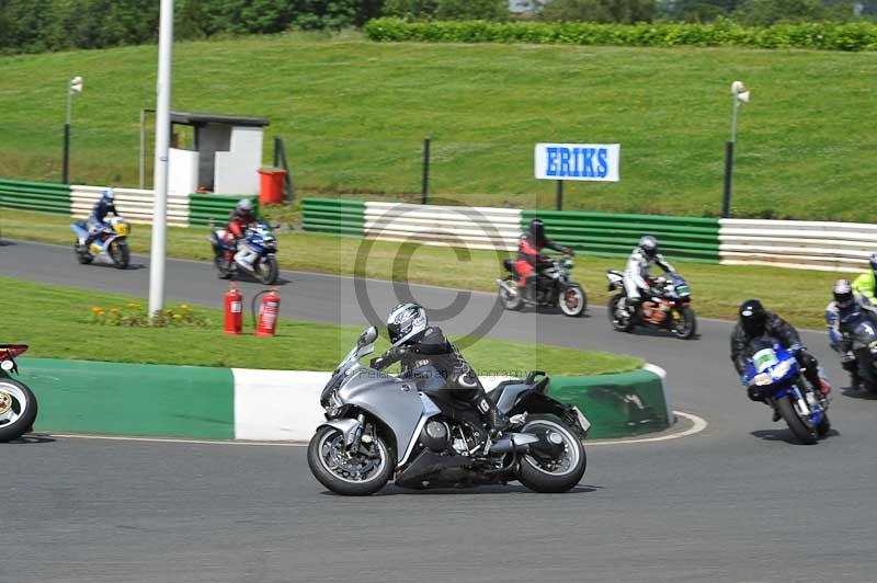 Mallory park Leicestershire;Mallory park photographs;Motorcycle action photographs;classic bikes;event digital images;eventdigitalimages;mallory park;no limits trackday;peter wileman photography;vintage bikes;vintage motorcycles;vmcc festival 1000 bikes