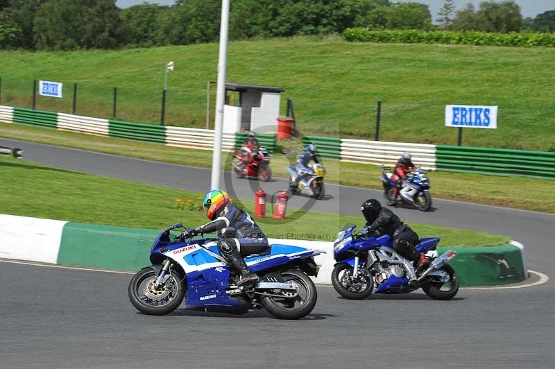 Mallory park Leicestershire;Mallory park photographs;Motorcycle action photographs;classic bikes;event digital images;eventdigitalimages;mallory park;no limits trackday;peter wileman photography;vintage bikes;vintage motorcycles;vmcc festival 1000 bikes