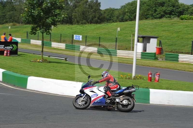 Mallory park Leicestershire;Mallory park photographs;Motorcycle action photographs;classic bikes;event digital images;eventdigitalimages;mallory park;no limits trackday;peter wileman photography;vintage bikes;vintage motorcycles;vmcc festival 1000 bikes