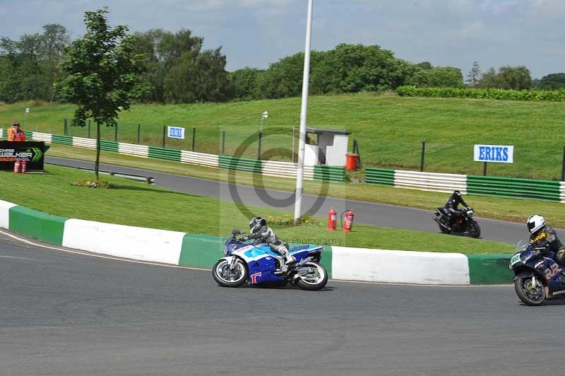 Mallory park Leicestershire;Mallory park photographs;Motorcycle action photographs;classic bikes;event digital images;eventdigitalimages;mallory park;no limits trackday;peter wileman photography;vintage bikes;vintage motorcycles;vmcc festival 1000 bikes