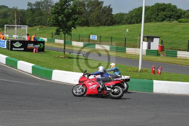 Mallory park Leicestershire;Mallory park photographs;Motorcycle action photographs;classic bikes;event digital images;eventdigitalimages;mallory park;no limits trackday;peter wileman photography;vintage bikes;vintage motorcycles;vmcc festival 1000 bikes