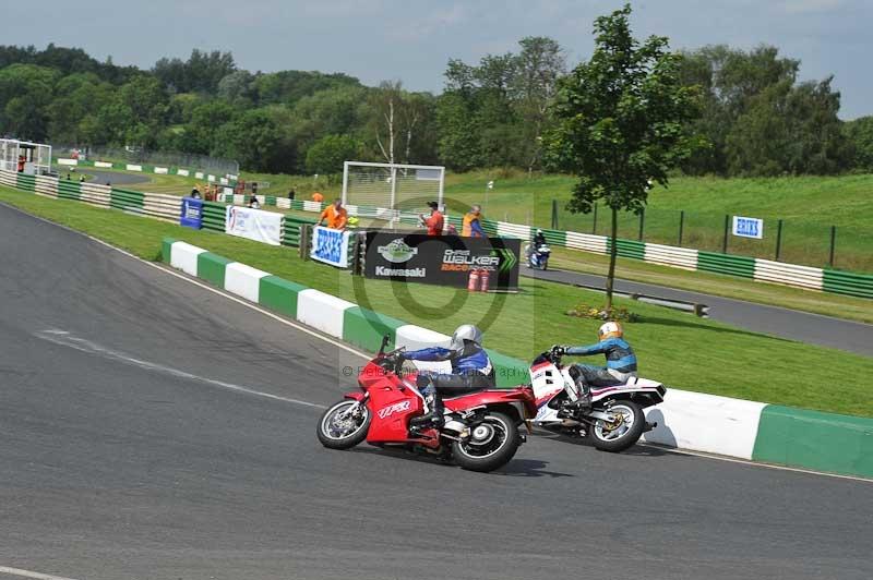 Mallory park Leicestershire;Mallory park photographs;Motorcycle action photographs;classic bikes;event digital images;eventdigitalimages;mallory park;no limits trackday;peter wileman photography;vintage bikes;vintage motorcycles;vmcc festival 1000 bikes