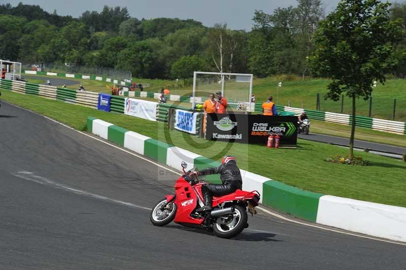 Mallory park Leicestershire;Mallory park photographs;Motorcycle action photographs;classic bikes;event digital images;eventdigitalimages;mallory park;no limits trackday;peter wileman photography;vintage bikes;vintage motorcycles;vmcc festival 1000 bikes