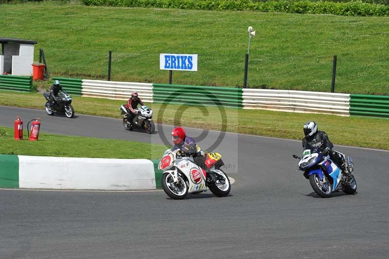 Mallory park Leicestershire;Mallory park photographs;Motorcycle action photographs;classic bikes;event digital images;eventdigitalimages;mallory park;no limits trackday;peter wileman photography;vintage bikes;vintage motorcycles;vmcc festival 1000 bikes